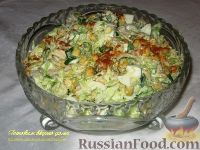 Фото приготовления рецепта: Салат с курицей и капустой - шаг №4