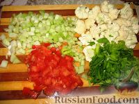 Фото приготовления рецепта: Овощной суп с кукурузой и цветной капустой - шаг №4