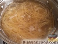 Фото приготовления рецепта: Спагетти с сыром и яйцами - шаг №6