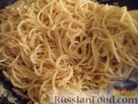 Фото приготовления рецепта: Спагетти с сыром и яйцами - шаг №13