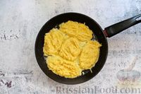 Фото приготовления рецепта: Драники с сыром и помидорами - шаг №4