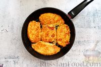 Фото приготовления рецепта: Драники с сыром и помидорами - шаг №5