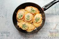 Фото приготовления рецепта: Драники с сыром и помидорами - шаг №9