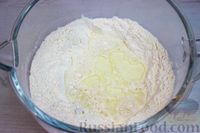 Фото приготовления рецепта: Открытый пирог с фаршем и сыром - шаг №7