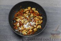 Фото приготовления рецепта: Индейка, тушенная с овощами в томатно-соевом соусе - шаг №12