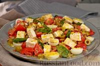 Фото к рецепту: Салат из помидоров с оливками, фетой и перепелиными яйцами