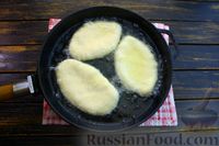 Фото приготовления рецепта: Жареные пирожки на кефире, с творогом и укропом - шаг №19