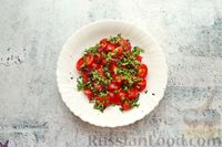Фото приготовления рецепта: Салат с жареными баклажанами, помидорами, творожным сыром и соусом чили - шаг №8