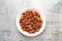 Фото приготовления рецепта: Салат с жареными баклажанами, помидорами, творожным сыром и соусом чили - шаг №10