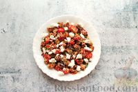 Фото приготовления рецепта: Салат с жареными баклажанами, помидорами, творожным сыром и соусом чили - шаг №11