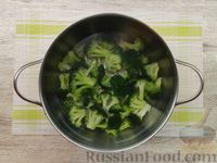 Фото приготовления рецепта: Жареная брокколи с грибами - шаг №3