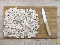 Фото приготовления рецепта: Жареная брокколи с грибами - шаг №4