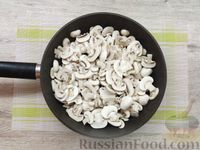 Фото приготовления рецепта: Жареная брокколи с грибами - шаг №5