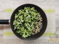Фото приготовления рецепта: Жареная брокколи с грибами - шаг №8