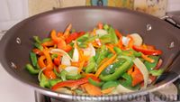 Фото приготовления рецепта: Говядина с овощами на сковороде, по-азиатски - шаг №5