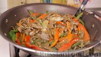 Фото приготовления рецепта: Говядина с овощами на сковороде, по-азиатски - шаг №6