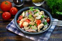 Фото к рецепту: Салат с курицей, грибами, овощами и сыром