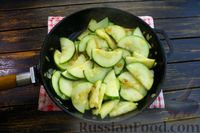 Фото приготовления рецепта: Фриттата с кабачками, фасолью и яблоком - шаг №7