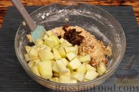 Фото приготовления рецепта: Мягкое яблочное печенье с изюмом и орехами - шаг №10