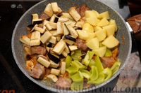 Фото приготовления рецепта: Рагу с мясом, овощами и грибами - шаг №10
