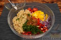 Фото приготовления рецепта: Салат с булгуром, помидорами черри и болгарским перцем - шаг №11