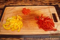 Фото приготовления рецепта: Салат с брокколи, помидорами, болгарским перцем и орехами - шаг №4