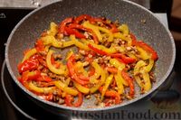 Фото приготовления рецепта: Салат с брокколи, помидорами, болгарским перцем и орехами - шаг №12