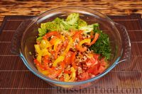 Фото приготовления рецепта: Салат с брокколи, помидорами, болгарским перцем и орехами - шаг №14