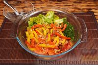 Фото приготовления рецепта: Салат с брокколи, помидорами, болгарским перцем и орехами - шаг №15