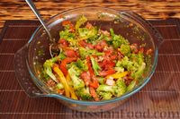 Фото приготовления рецепта: Салат с брокколи, помидорами, болгарским перцем и орехами - шаг №16