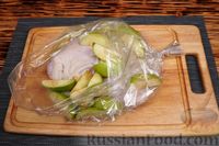 Фото приготовления рецепта: Куриные бёдрышки, запечённые с яблоками, в рукаве - шаг №5