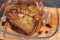Фото приготовления рецепта: Куриные бёдрышки, запечённые с яблоками, в рукаве - шаг №10