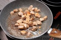 Фото приготовления рецепта: Плов из булгура с курицей и яблоками - шаг №7