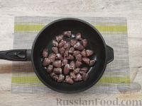 Фото приготовления рецепта: Рагу из куриных сердечек с кукурузой и фасолью - шаг №2