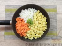 Фото приготовления рецепта: Рагу с фаршем, картошкой и оливками - шаг №6