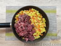 Фото приготовления рецепта: Рагу с фаршем, картошкой и оливками - шаг №7