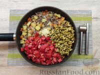 Фото приготовления рецепта: Рагу с фаршем, картошкой и оливками - шаг №10