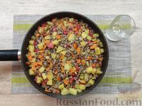 Фото приготовления рецепта: Рагу с фаршем, картошкой и оливками - шаг №11
