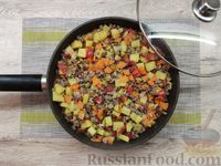 Фото приготовления рецепта: Рагу с фаршем, картошкой и оливками - шаг №13