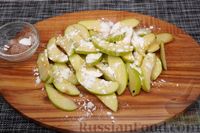 Фото приготовления рецепта: Овсяно-рисовый пирог с яблоками, орехами и изюмом, на кефире - шаг №6
