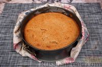 Фото приготовления рецепта: Овсяно-рисовый пирог с яблоками, орехами и изюмом, на кефире - шаг №17