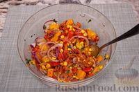 Фото приготовления рецепта: Салат с запечённым болгарским перцем, тыквой и кукурузой - шаг №13
