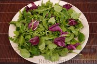 Фото приготовления рецепта: Салат с виноградом, фетой и орехами - шаг №7