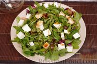 Фото приготовления рецепта: Салат с виноградом, фетой и орехами - шаг №9