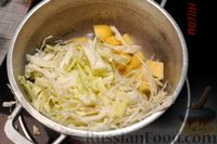 Фото приготовления рецепта: Рагу с картошкой, капустой, кабачками и тушёнкой - шаг №3