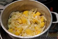 Фото приготовления рецепта: Рагу с картошкой, капустой, кабачками и тушёнкой - шаг №4