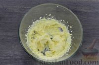 Фото приготовления рецепта: Пирог на кефире, со сливами и безе - шаг №7