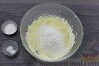 Фото приготовления рецепта: Пирог на кефире, со сливами и безе - шаг №9