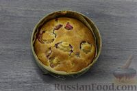 Фото приготовления рецепта: Пирог на кефире, со сливами и безе - шаг №14