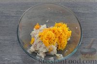Фото приготовления рецепта: Рыбные маффины с морковью, тыквой и зеленью - шаг №4